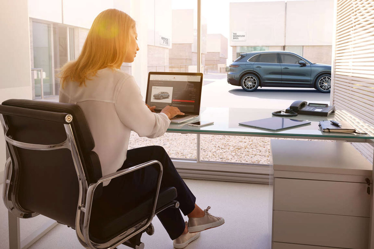 Image of Porsche financial specialist consulting a customer.